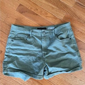 High waisted midi shorts Aeropostale size 12 olive
